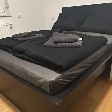 Cozy Center Designer For 10 People דירה
