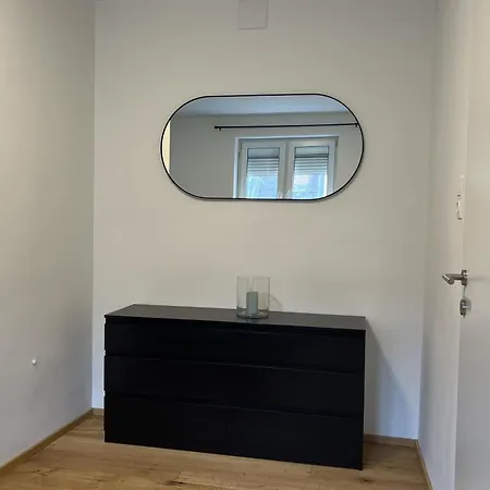 Cozy Center Designer For 10 People דירה ווינר נוישטאדט