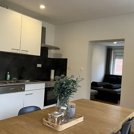 Cozy Center Designer For 10 People * ווינר נוישטאדט